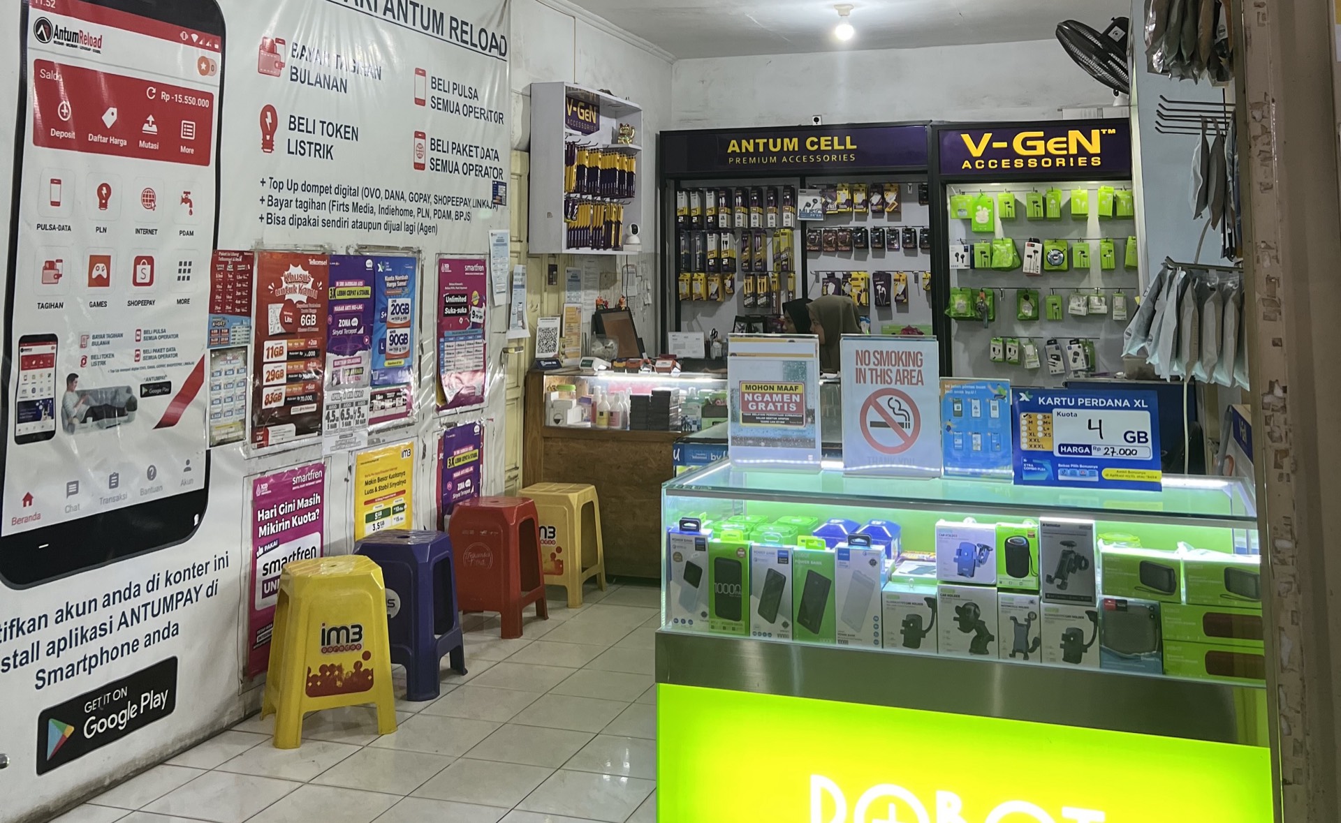 Interior Konter Antum (Antum Cell), outlet produk digital lokal di Malang
